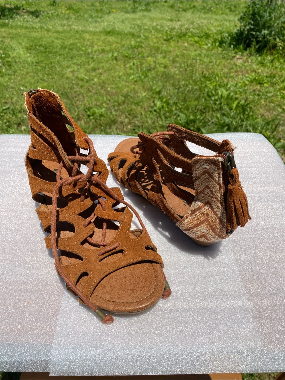 Minnetonka Women's 6 Tan Suede Leather Lace-up Back-Zip Gladiator Sandals
